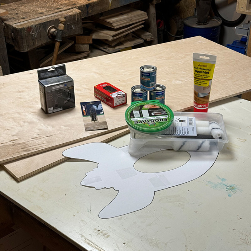 Materialien für den Bau eine DIY Rakete liegen in einer Werkstatt auf einem Tisch
