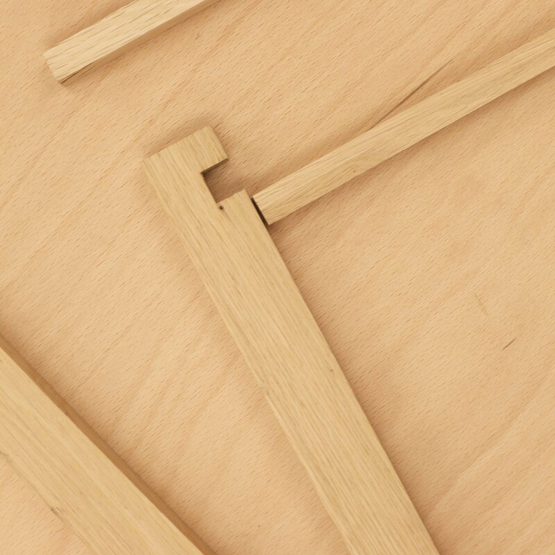 Vier von oben fotografierte Kanth&ouml;lzer liegen auf einem Tisch