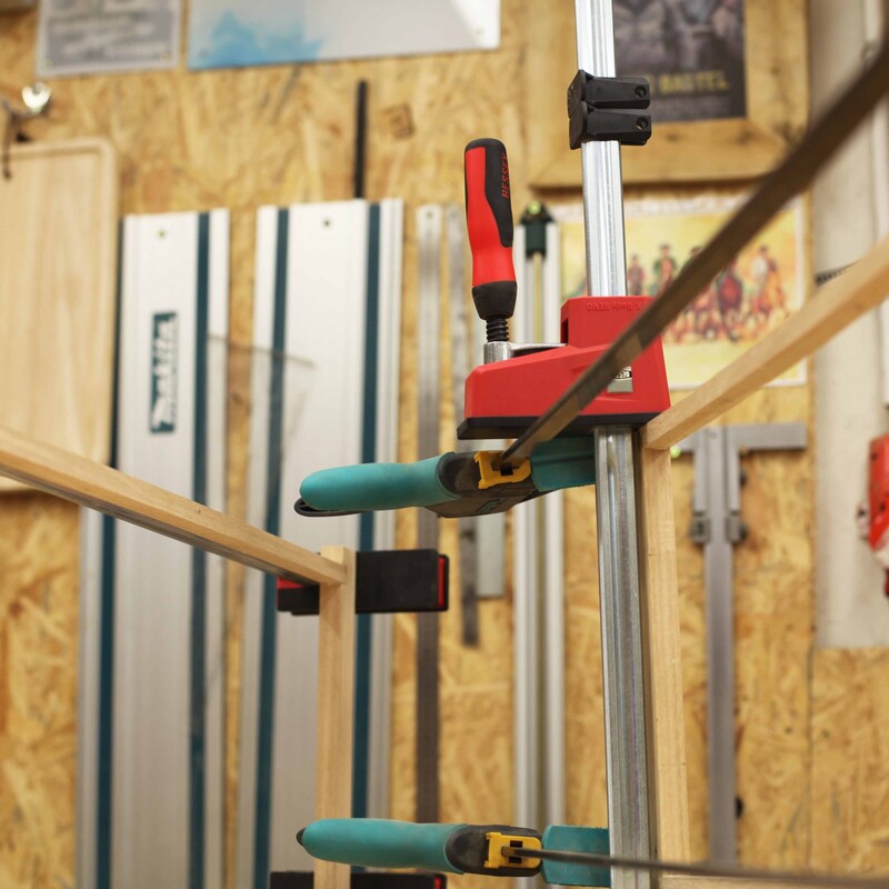 Leisten sind mit Zwingen fixiert