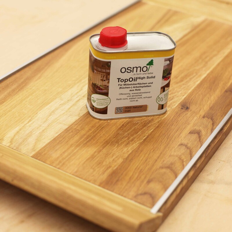 Holz&ouml;l steht auf einer Holzplatte