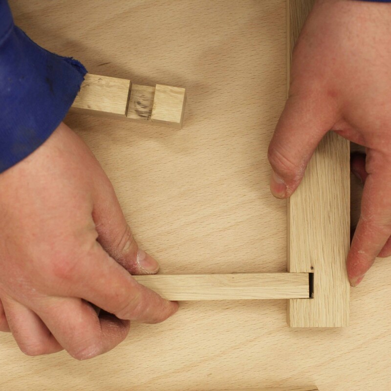 Schmale Holzst&uuml;cke werden miteinander verleimt