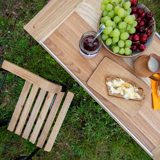 Auf einem Gartentisch steht Essen, von oben fotografiert