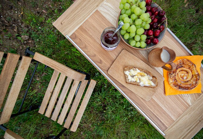 Auf einem Gartentisch steht Essen, von oben fotografiert