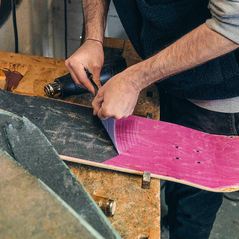 Moritz entfernt das Griptape vom Deck