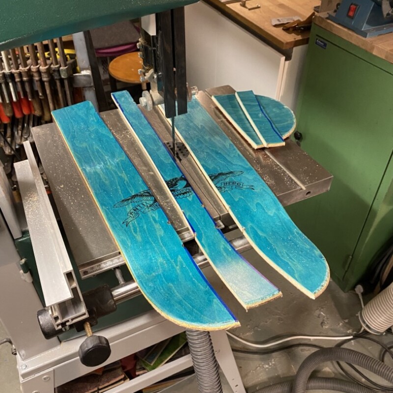 Bandsäge und zerteiltes Skateboarddeck