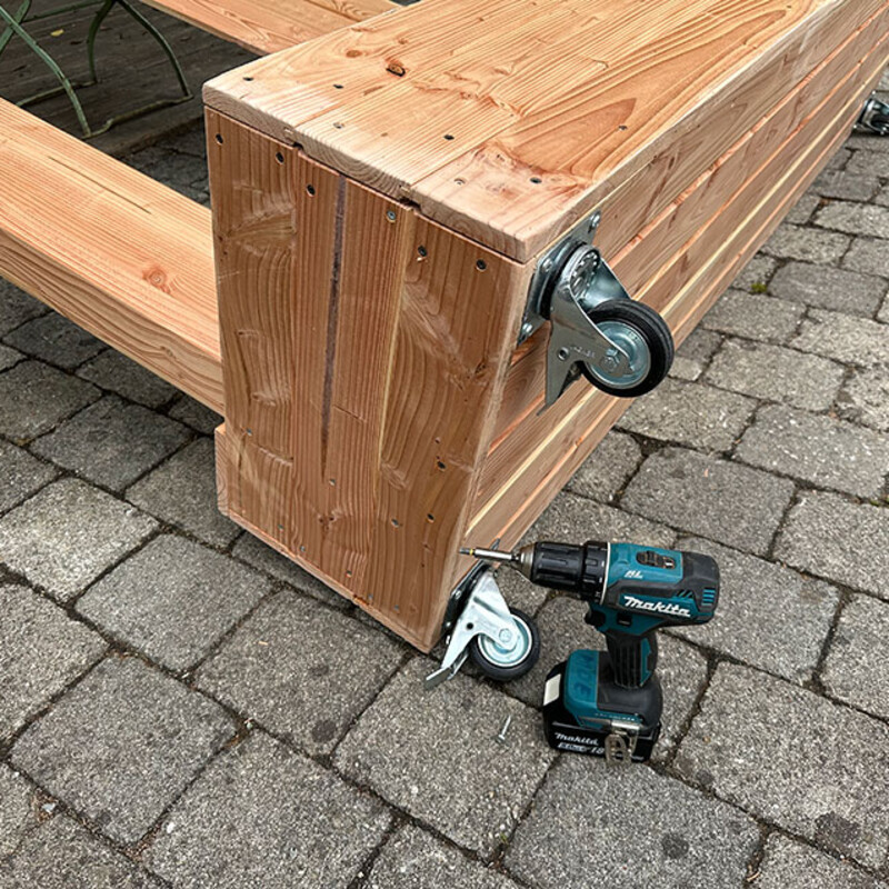 DIY-Sichtschutz aus Holz mit Rollen an der Unterseite