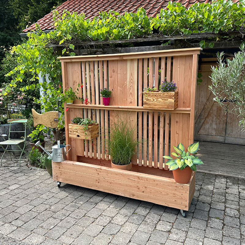 DIY-Sichtschutz aus Holz auf Rollen mit Pflanzen