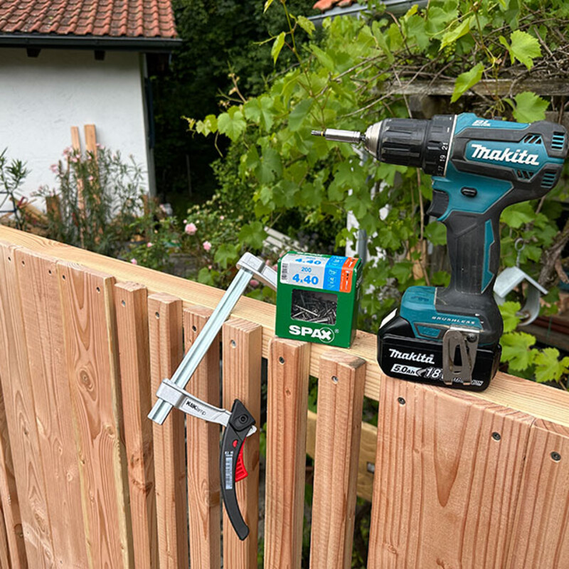 DIY-Sichtschutz aus Holz mit Akkuschrauber und Zwinge