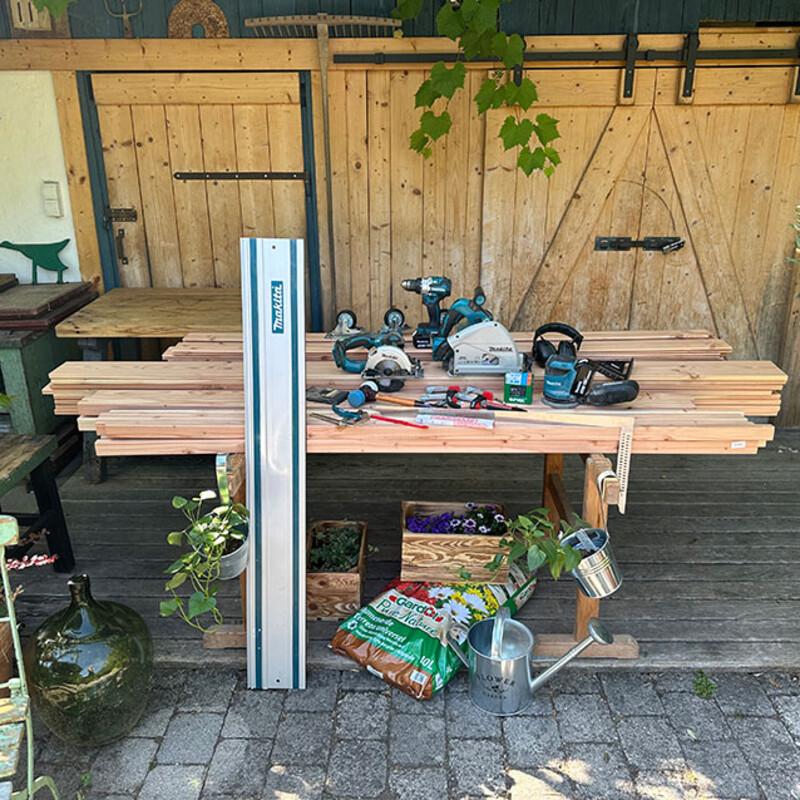 Werkzeuge und Materialien zum Bau einer Sichtschutzwand aus Holz