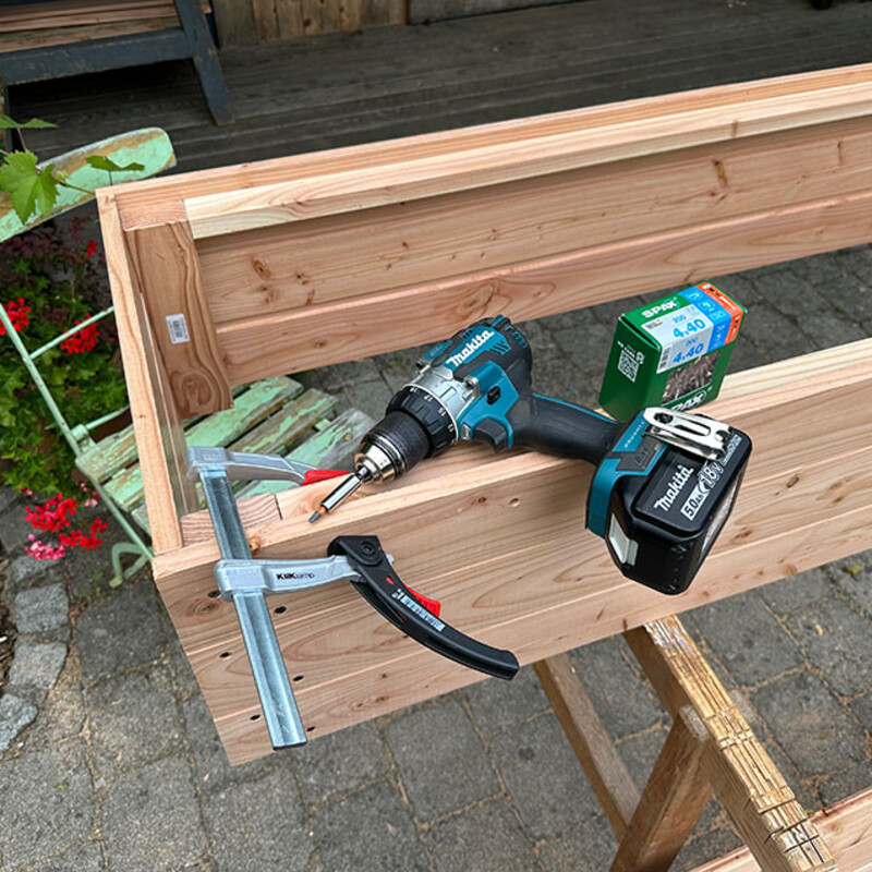 Werkzeuge liegen auf Holzkiste