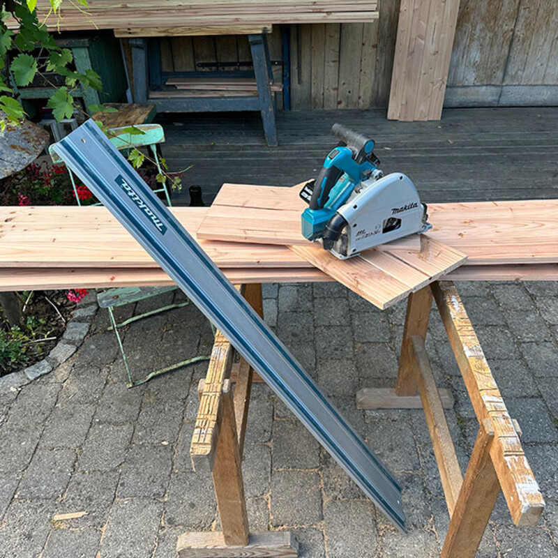 Ein Holzbrett mit einer Handkreissäge