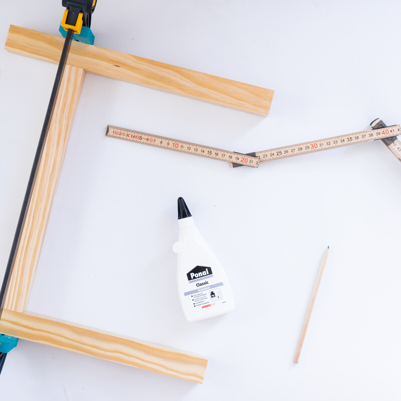 Kanth&ouml;lzer werden nach dem Verleimen durch Zwingen fixiert