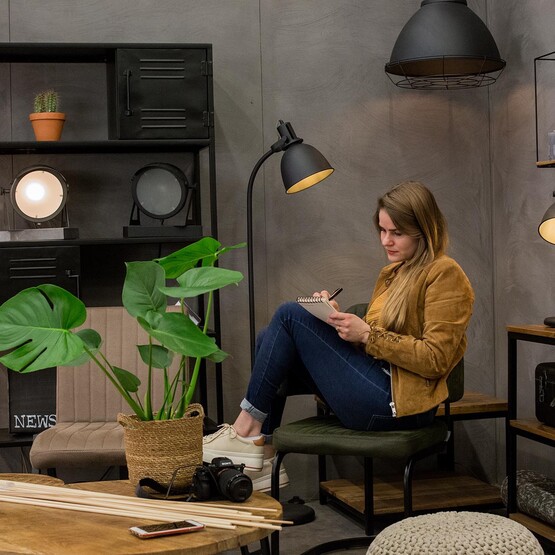 Luisa macht sich Notizen zu den ben&ouml;tigten Materialien