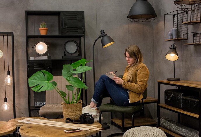 Luisa macht sich Notizen zu den ben&ouml;tigten Materialien