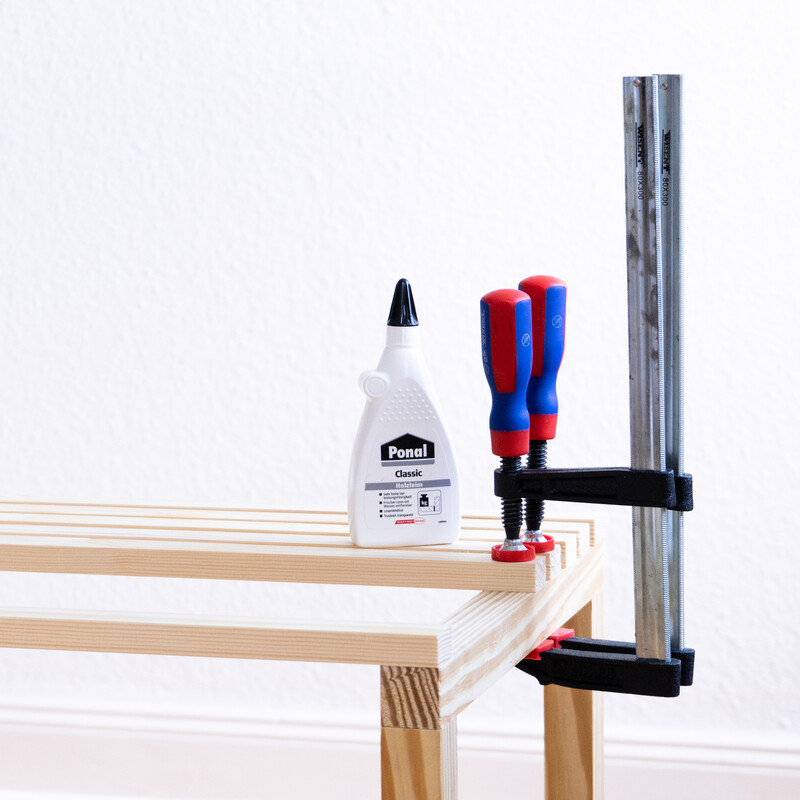 Die Sitzfl&auml;che der Bank wird befestigt