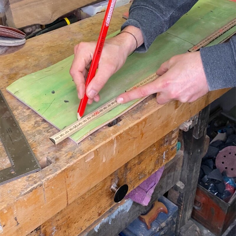 Bleistift und Meterstab zum Anzeichnen