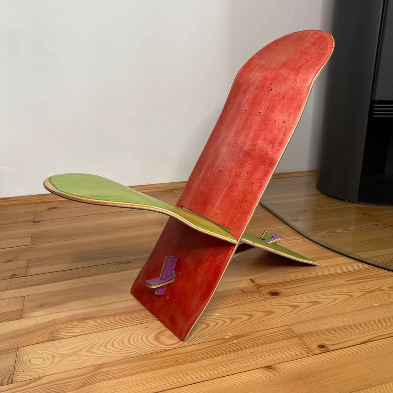 Skateboardhocker auf Parkett
