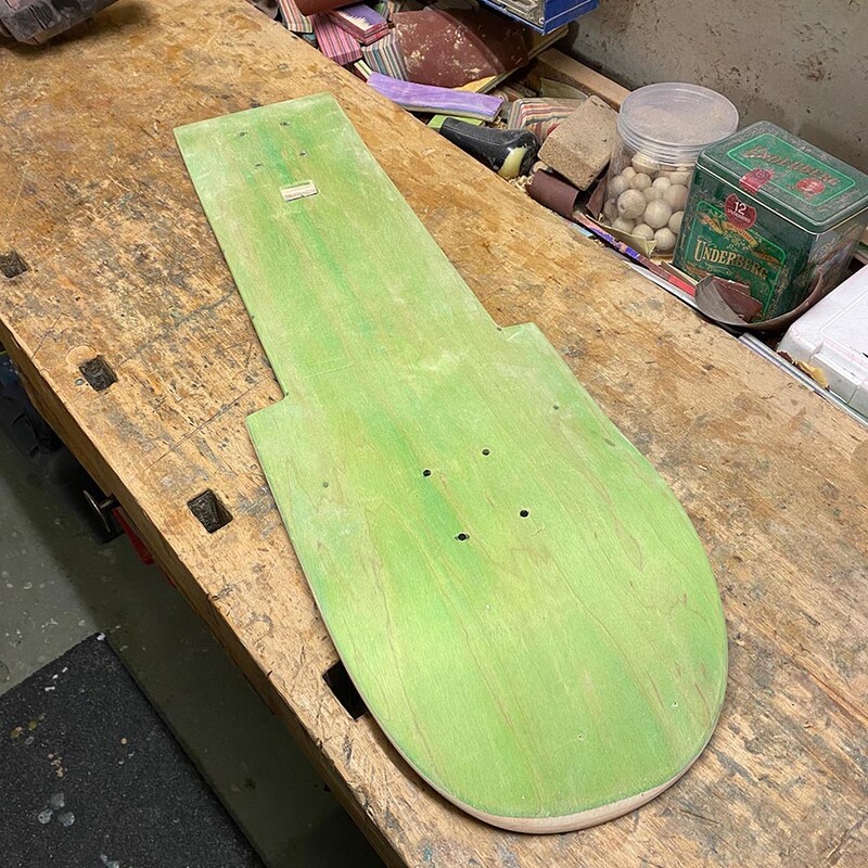Zersägtes grünes Skateboarddeck
