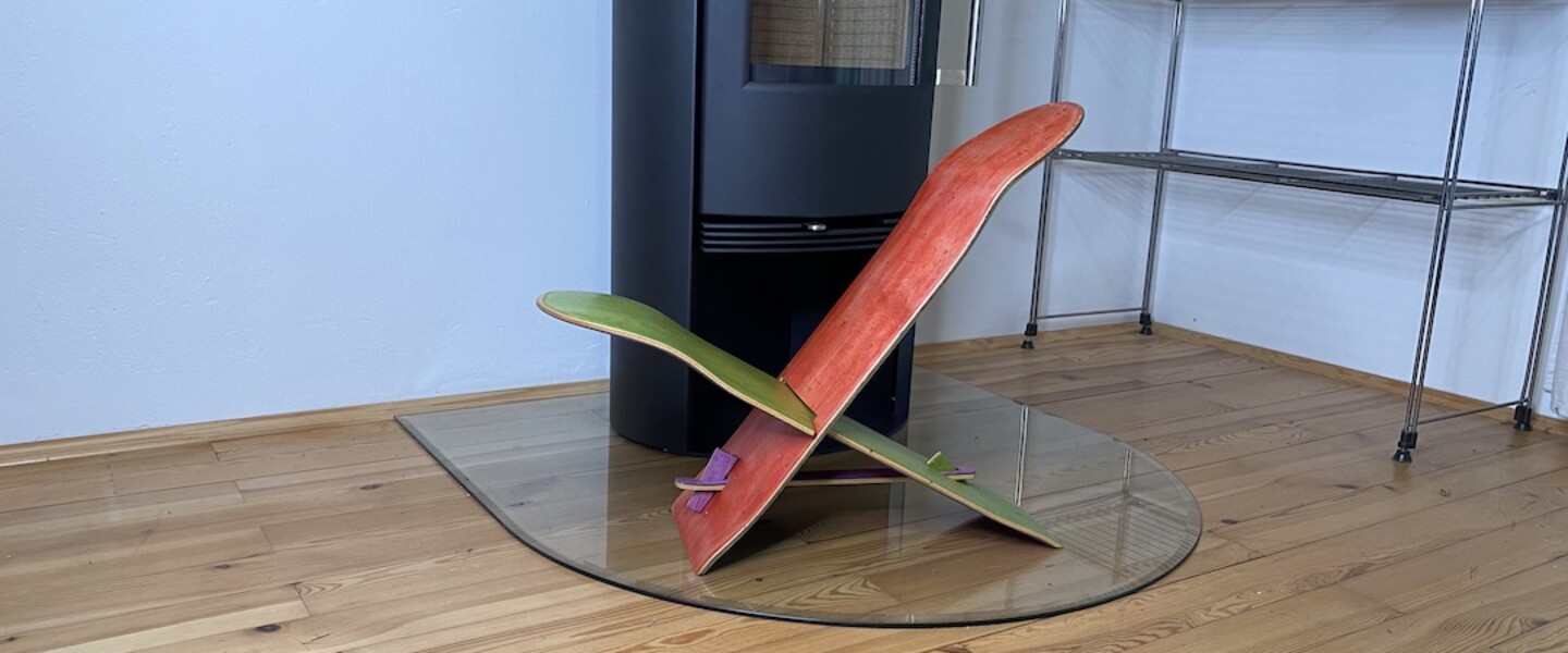 Skateboardhocker vor Kaminofen