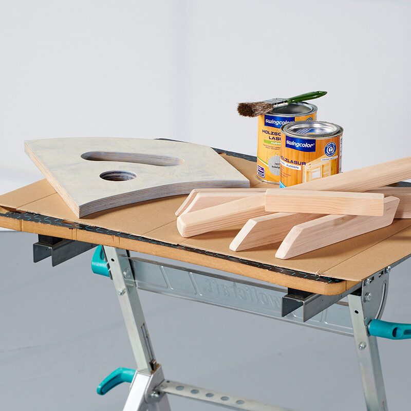 Materialien, darunter Holzlack und Holzteile für den Bau eines Skiböckls