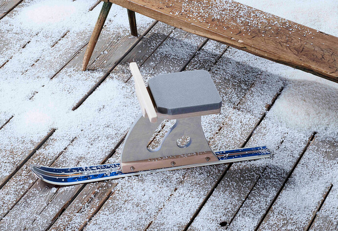 Fertig gebautes Ski-Böckl steht auf verschneitem Holzboden