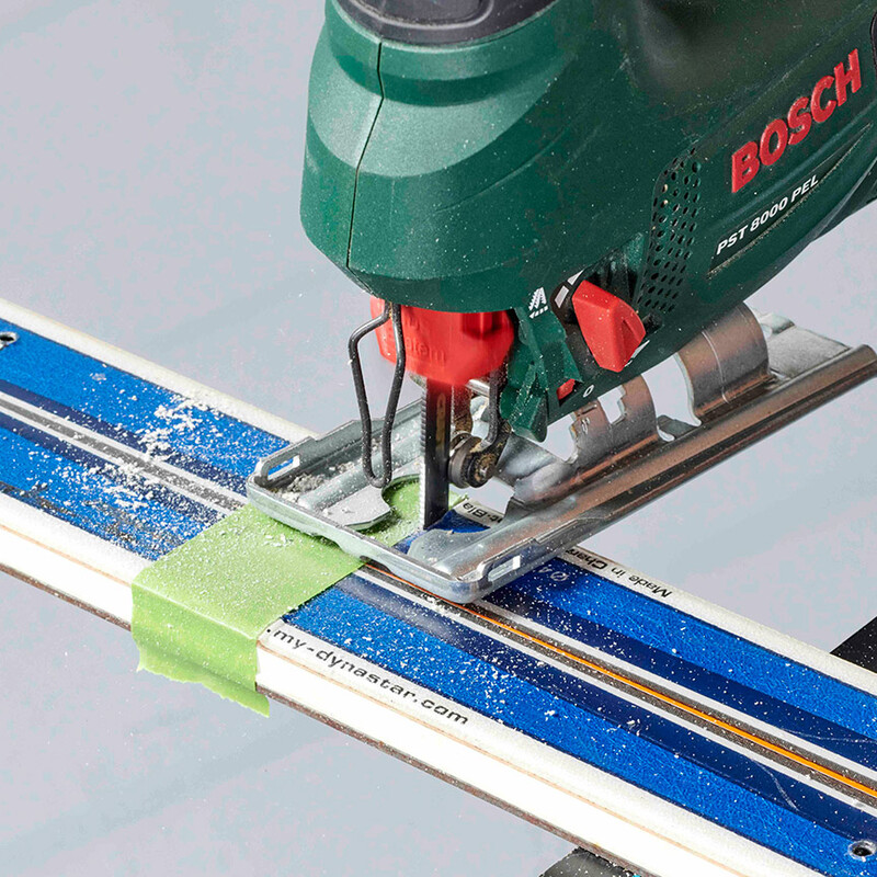 Bosch Stichsäge schneidet einen Ski entzwei