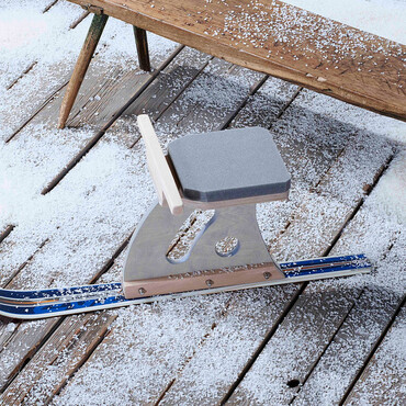 Fertig gebautes Ski-Böckl steht auf verschneitem Holzboden