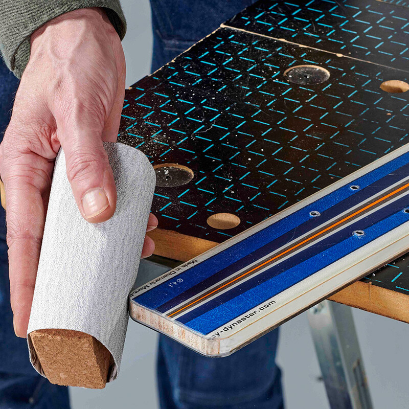Abschleifen einer Skikante mit Schleifpapier