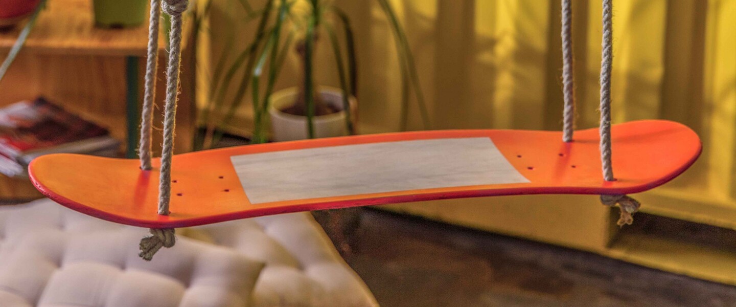 Die Schaukel aus einem alten Skateboard h&auml;ngt im Wohnbereich