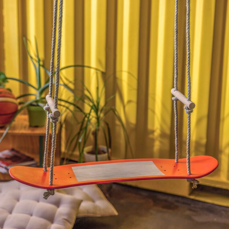Die Schaukel aus einem alten Skateboard hängt im Wohnbereich