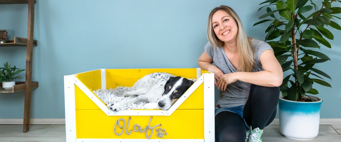 Tanja und Hund Olaf mit dem neuen Hundebett