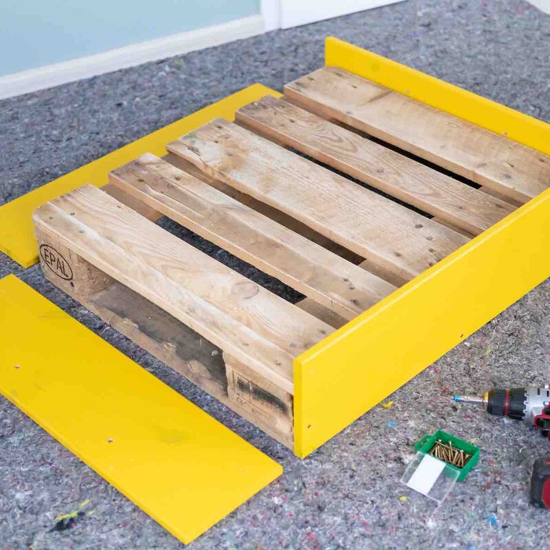 Rahmenbretter an der Palette verschrauben