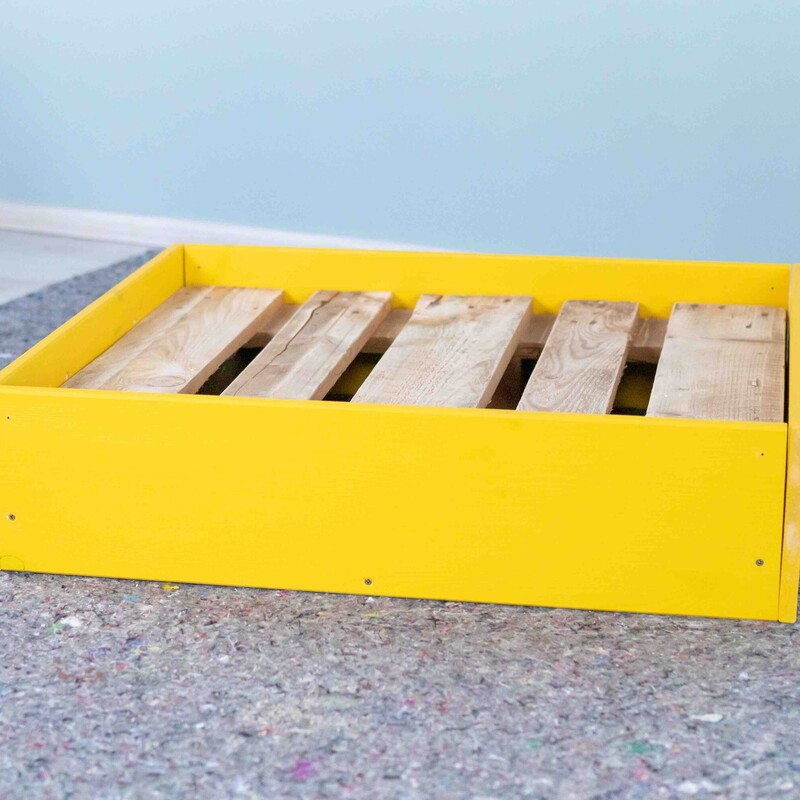 Rahmenbretter an der Palette befestigt