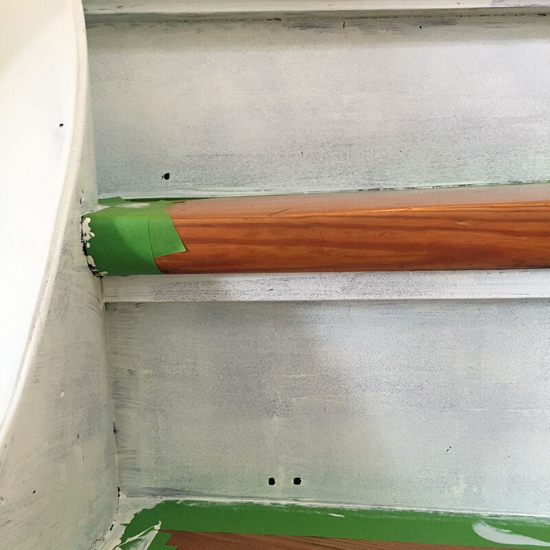 In weiß gestrichene Holztreppe