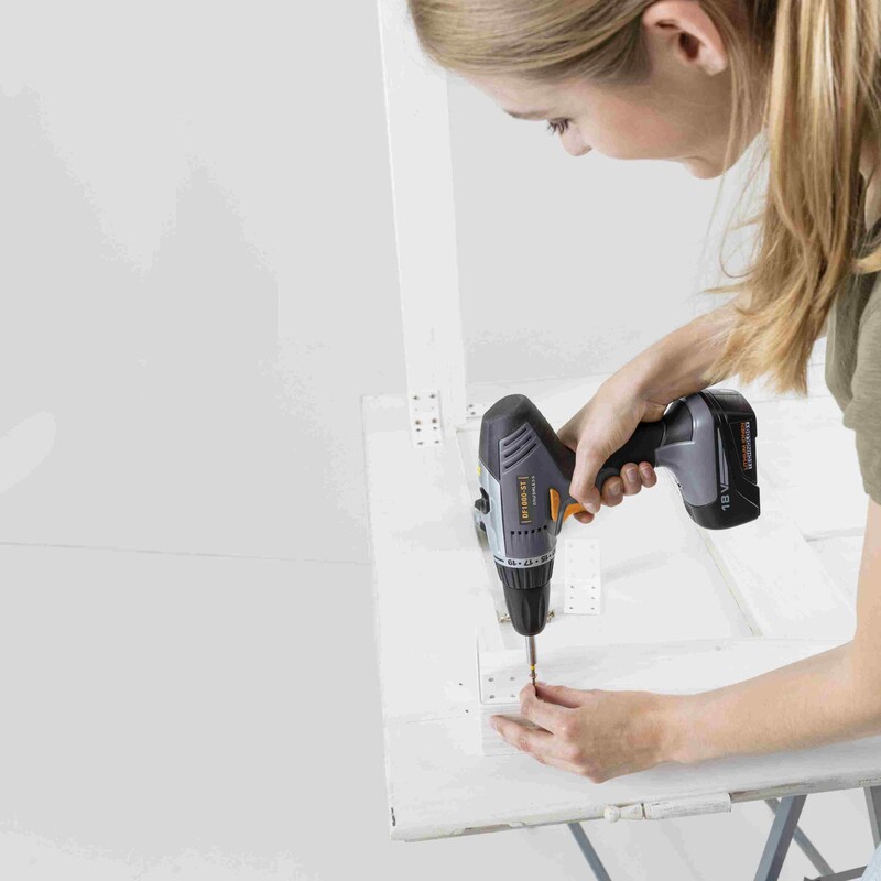 DIY Tisch Beine anbringen