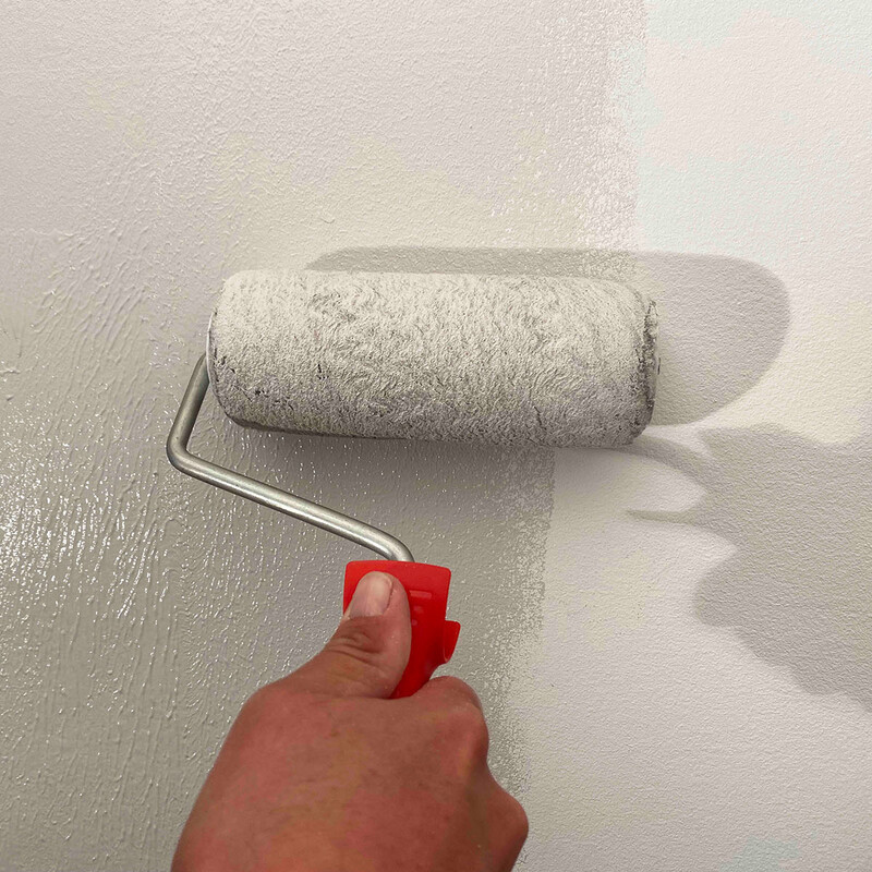 Farbrolle malt auf Wand