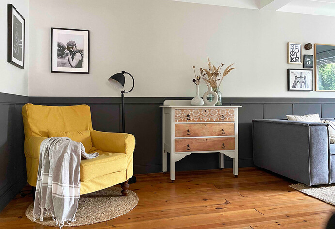 Sessel und Sideboard in Wohnzimmer