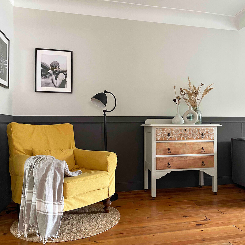 Sessel und Sideboard in Wohnzimmer