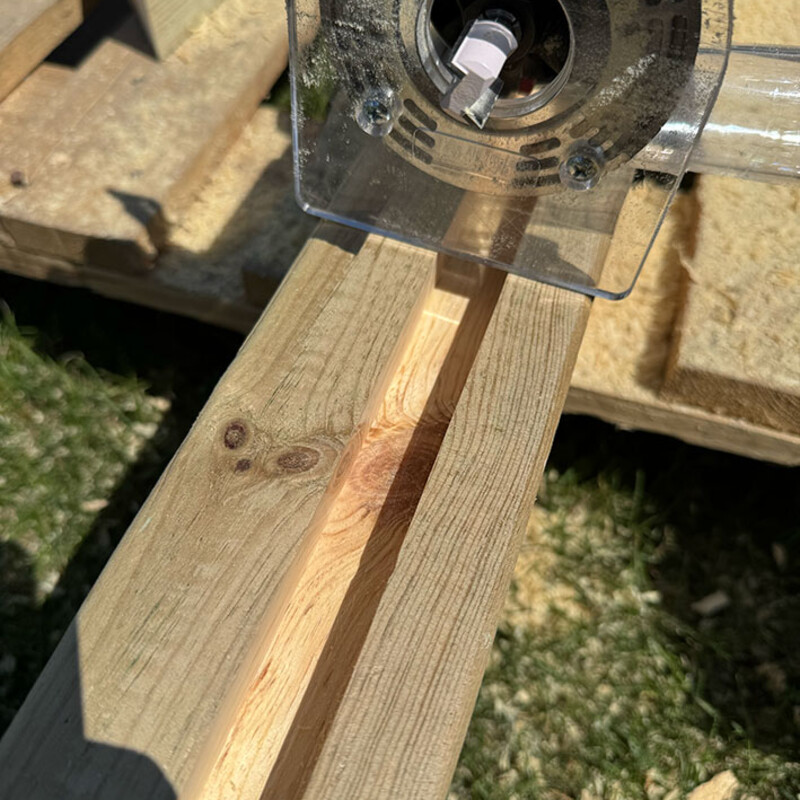 Nut in Holzbalken fräsen