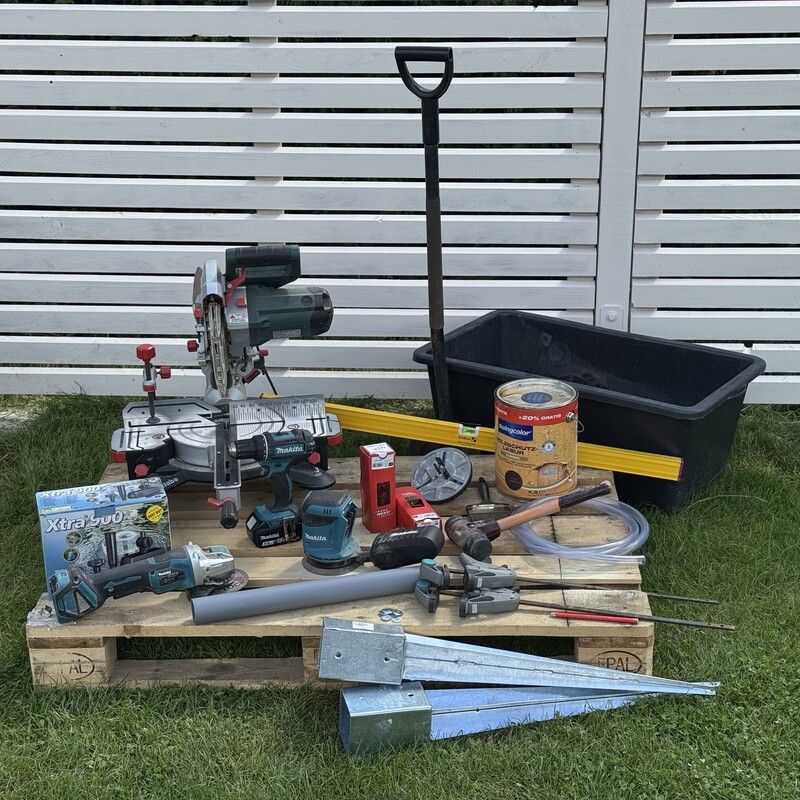 Werkzeug und Materialien für den Bau eines Wasserspiels im Garten