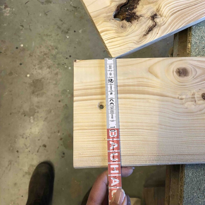 Holzbrett mit Zollstock ausmessen