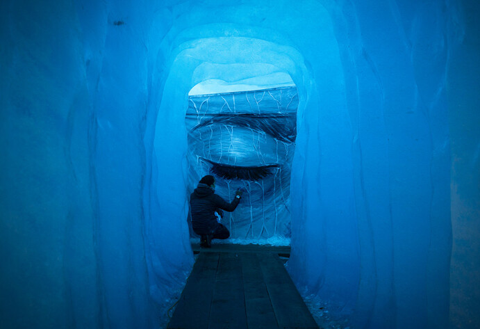 gemaltes Auge in Eistunnel