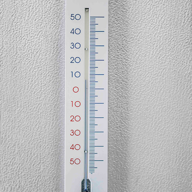 Thermometer an der Wand