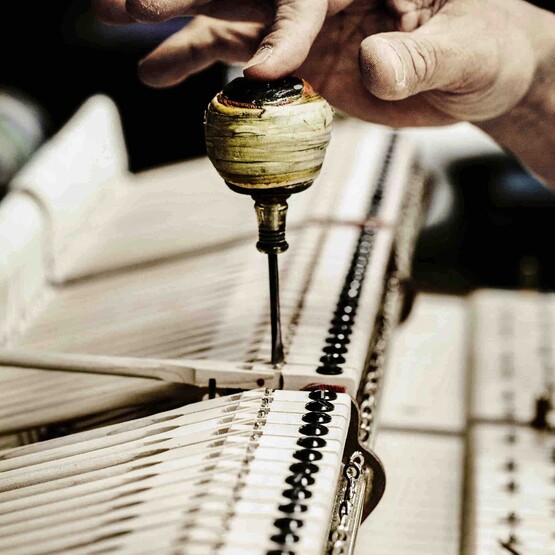 Justieren der Hammerstiele bei einem Steinway-Fl&uuml;gel