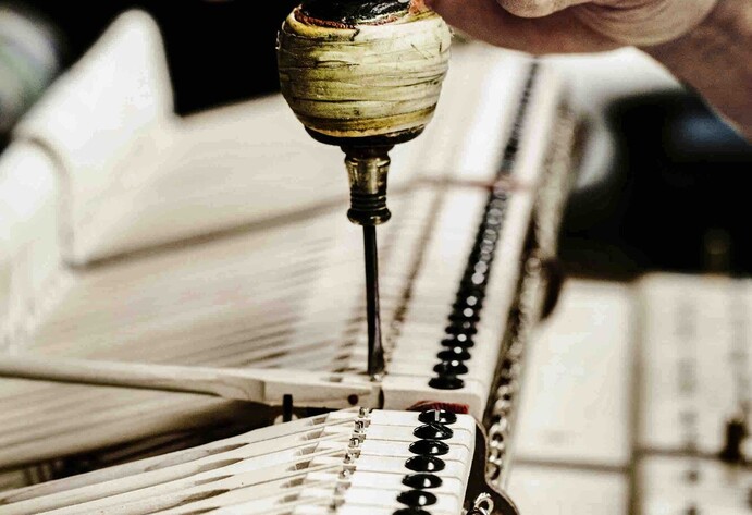 Justieren der Hammerstiele bei einem Steinway-Fl&uuml;gel