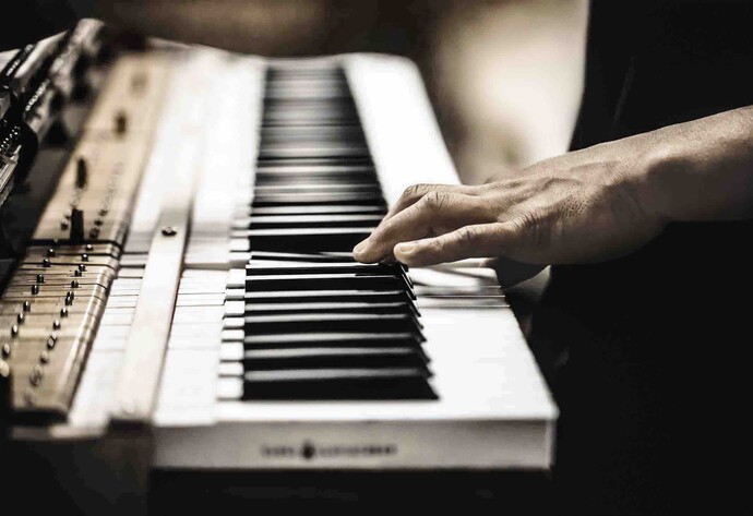 Nahaufnahme beim Spielen auf einem Steinway-Fl&uuml;gel