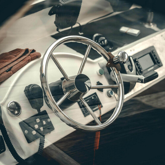 Cockpit eines Motorbootes