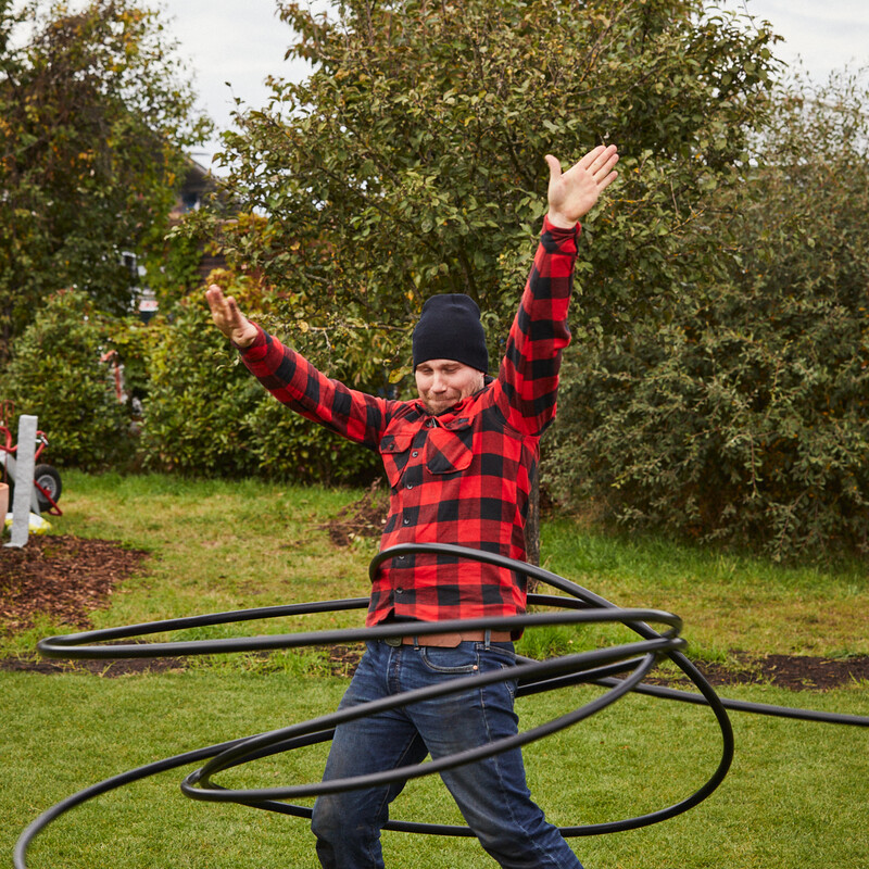 Workshop Bewässerung für den Garten: Mann schwingt mit Schlauch