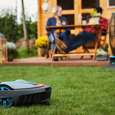 Workshop Bewässerung für den Garten: Mähroboter mäht Rasenfläche