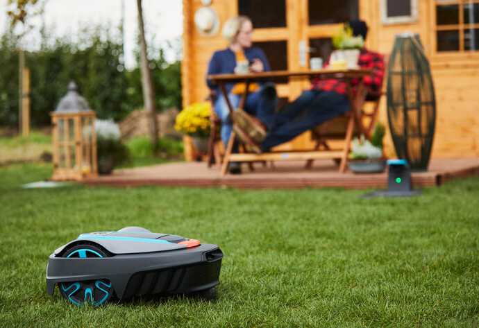 Workshop Bewässerung für den Garten: Mähroboter mäht Rasenfläche